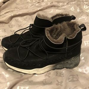 Sued and natural fur inside winter booties